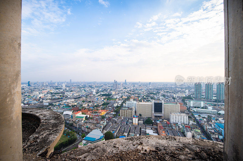 全景城市景观商业区在sapan taksin, silom, Sathorn和湄南河，曼谷，泰国)从空中看高楼鬼塔在黄昏